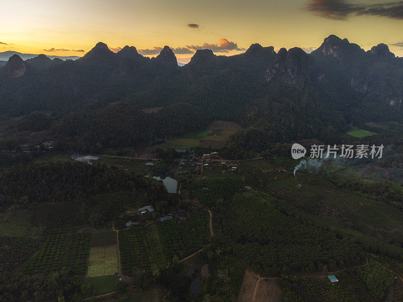 在泰国清迈省的Doi Luang Chiang Dao，日出时美丽的空中景观。